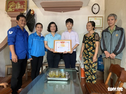 Khen học sinh lớp 9 cứu hai nam sinh lớp 6 đuối nước - Ảnh 1. Khen học sinh lớp 9 cứu hai nam sinh lớp 6 đuối nước - Ảnh 1.