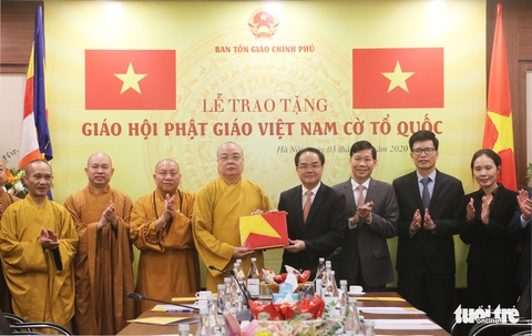 Lễ trao cờ Tổ quốc kỷ niệm 39 năm thành lập Trung ương Giáo hội Phật giáo Việt Nam - Ảnh 1. Lễ trao cờ Tổ quốc kỷ niệm 39 năm thành lập Trung ương Giáo hội Phật giáo Việt Nam - Ảnh 1.