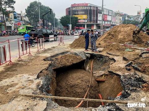 Thay đường cống tôn đã cũ mục ở đường Phan Văn Trị - Ảnh 1. Thay đường cống tôn đã cũ mục ở đường Phan Văn Trị - Ảnh 1.