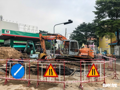 Lại xuất hiện hố sụt sâu 8m có thể nuốt chửng xe tải trên đường Phan Văn Trị - Ảnh 5. Lại xuất hiện hố sụt sâu 8m có thể nuốt chửng xe tải trên đường Phan Văn Trị - Ảnh 5.
