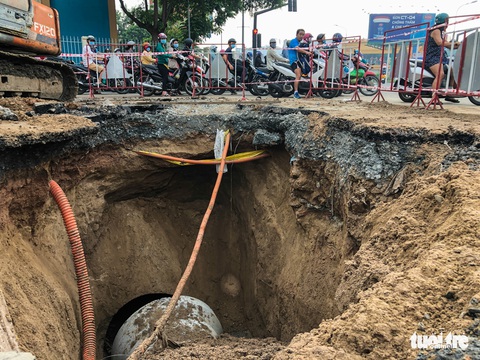 Lại xuất hiện hố sụt sâu 8m có thể nuốt chửng xe tải trên đường Phan Văn Trị - Ảnh 1. Lại xuất hiện hố sụt sâu 8m có thể nuốt chửng xe tải trên đường Phan Văn Trị - Ảnh 1.