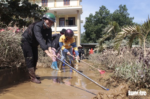 Hội chị em nấu cơm gửi đồng bào vùng lũ: Họ ấm thì mình vui - Ảnh 4. Hội chị em nấu cơm gửi đồng bào vùng lũ: Họ ấm thì mình vui - Ảnh 4.