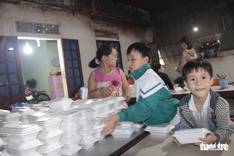 Hội chị em nấu cơm gửi đồng bào vùng lũ: Họ ấm thì mình vui - Ảnh 9. Hội chị em nấu cơm gửi đồng bào vùng lũ: Họ ấm thì mình vui - Ảnh 9.