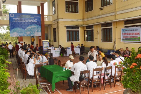 Dược Hậu Giang tích cực chăm sóc sức khỏe người dân sau lũ - Ảnh 1. Dược Hậu Giang tích cực chăm sóc sức khỏe người dân sau lũ - Ảnh 1.