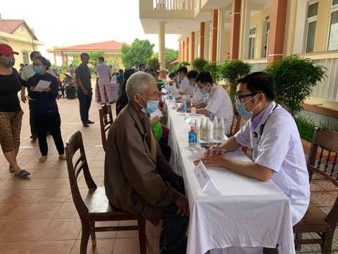 Dược Hậu Giang tích cực chăm sóc sức khỏe người dân sau lũ - Ảnh 2. Dược Hậu Giang tích cực chăm sóc sức khỏe người dân sau lũ - Ảnh 2.