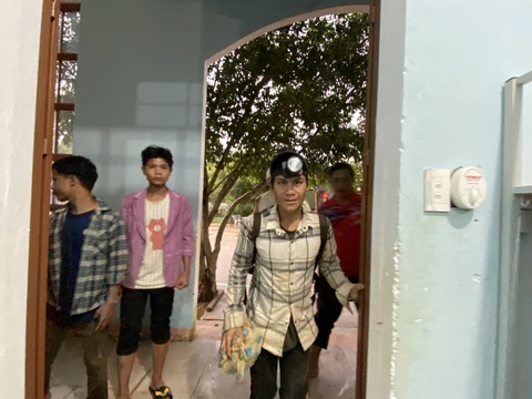 Lo sạt lở trở lại, Trà Leng gấp rút sơ tán dân chạy bão - Ảnh 7. Lo sạt lở trở lại, Trà Leng gấp rút sơ tán dân chạy bão - Ảnh 7.