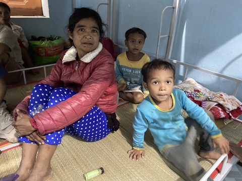 Lo sạt lở trở lại, Trà Leng gấp rút sơ tán dân chạy bão - Ảnh 9. Lo sạt lở trở lại, Trà Leng gấp rút sơ tán dân chạy bão - Ảnh 9.