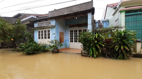Mưa lớn, nhiều tuyến đường Quảng Nam ngập sâu trong nước - Ảnh 3. Mưa lớn, nhiều tuyến đường Quảng Nam ngập sâu trong nước - Ảnh 3.