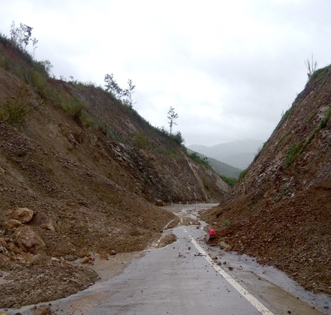 Mưa lớn kéo dài, Nam Trung bộ - Tây Nguyên tiếp tục ngập nặng, sạt lở - Ảnh 2. Mưa lớn kéo dài, Nam Trung bộ - Tây Nguyên tiếp tục ngập nặng, sạt lở - Ảnh 2.