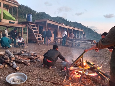 Vẫn chưa tiếp cận được hai đoàn du khách mắc kẹt trên núi Tà Giang - Ảnh 2. Vẫn chưa tiếp cận được hai đoàn du khách mắc kẹt trên núi Tà Giang - Ảnh 2.