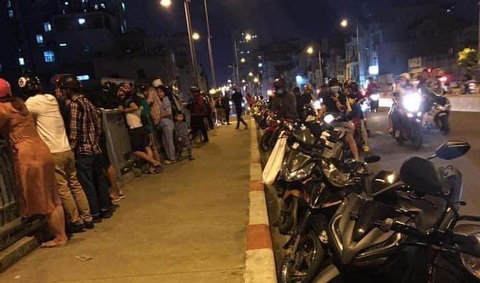 Người nhái cả đêm lặn tìm hai vụ nhảy cầu xuống sông Sài Gòn - Ảnh 1. Người nhái cả đêm lặn tìm hai vụ nhảy cầu xuống sông Sài Gòn - Ảnh 1.