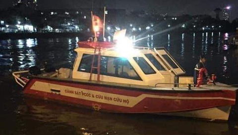 Người nhái cả đêm lặn tìm hai vụ nhảy cầu xuống sông Sài Gòn - Ảnh 2. Người nhái cả đêm lặn tìm hai vụ nhảy cầu xuống sông Sài Gòn - Ảnh 2.