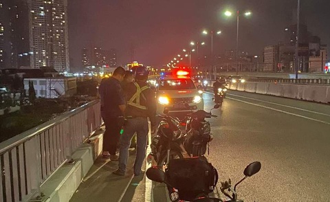 Người nhái cả đêm lặn tìm hai vụ nhảy cầu xuống sông Sài Gòn - Ảnh 3. Người nhái cả đêm lặn tìm hai vụ nhảy cầu xuống sông Sài Gòn - Ảnh 3.