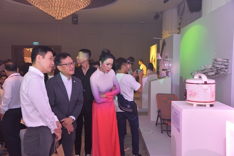 Trịnh Kim Chi, Minh Tú hội ngộ cùng người sống chung với HIV/AIDS - Ảnh 4. Trịnh Kim Chi, Minh Tú hội ngộ cùng người sống chung với HIV/AIDS - Ảnh 4.