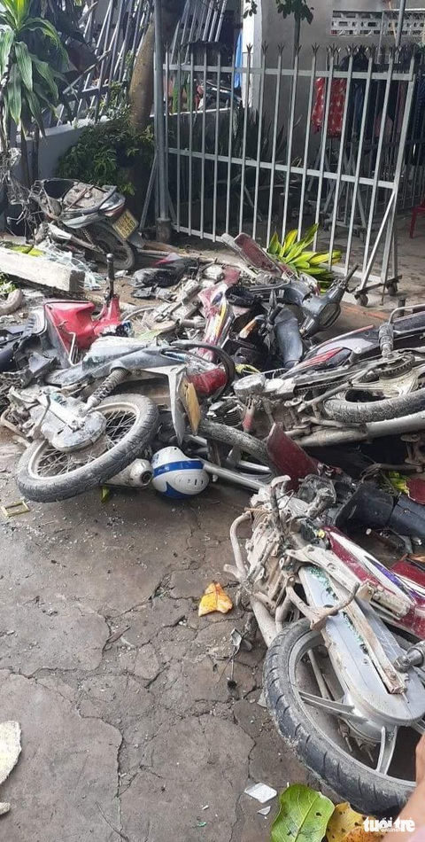 Xe khách va chạm xe bồn rồi lao vào nhà dân, 6 người bị thương - Ảnh 4. Xe khách va chạm xe bồn rồi lao vào nhà dân, 6 người bị thương - Ảnh 4.