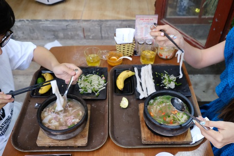 Mẹ dặn: con gái Hà Nội, ăn phở phải ý nhị - Ảnh 2. Mẹ dặn: con gái Hà Nội, ăn phở phải ý nhị - Ảnh 2.
