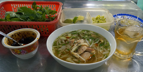 Tô phở gà phương Nam, cha con và ông nội - Ảnh 1. Tô phở gà phương Nam, cha con và ông nội - Ảnh 1.