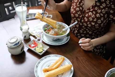 Mẹ dặn: con gái Hà Nội, ăn phở phải ý nhị - Ảnh 1. Mẹ dặn: con gái Hà Nội, ăn phở phải ý nhị - Ảnh 1.