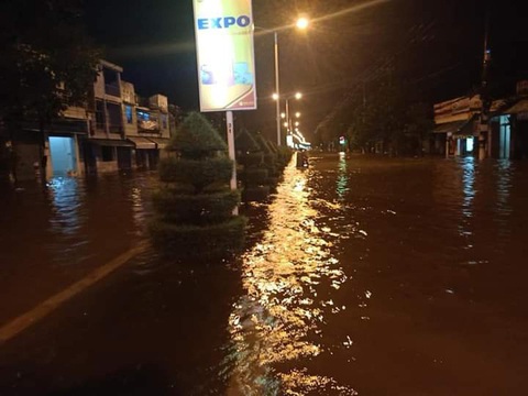 Mưa lớn kéo dài, Nam Trung bộ - Tây Nguyên tiếp tục ngập nặng, sạt lở - Ảnh 9. Mưa lớn kéo dài, Nam Trung bộ - Tây Nguyên tiếp tục ngập nặng, sạt lở - Ảnh 9.