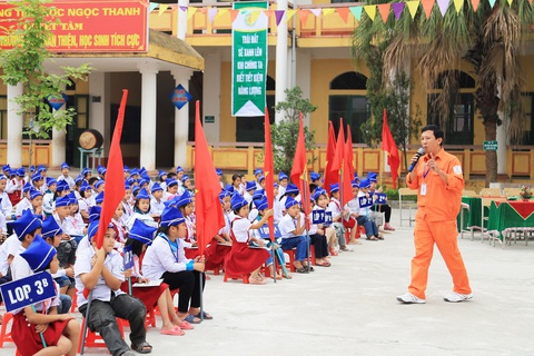 Tháng tri ân khách hàng, EVNNPC hỗ trợ đồng bào bị ảnh hưởng lũ lụt - Ảnh 1. Tháng tri ân khách hàng, EVNNPC hỗ trợ đồng bào bị ảnh hưởng lũ lụt - Ảnh 1.