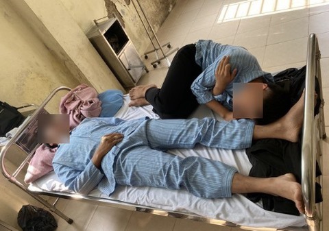 3 học sinh lớp 11 nhập viện, nghi bị bạn đánh hội đồng bằng ghế, thắt lưng tại trường - Ảnh 1. 3 học sinh lớp 11 nhập viện, nghi bị bạn đánh hội đồng bằng ghế, thắt lưng tại trường - Ảnh 1.
