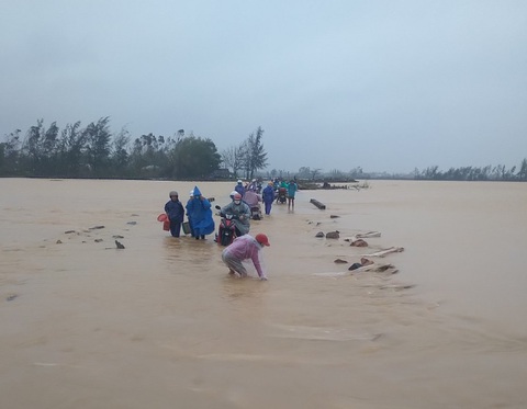 Mưa lớn, nhiều tuyến đường Quảng Nam ngập sâu trong nước - Ảnh 1. Mưa lớn, nhiều tuyến đường Quảng Nam ngập sâu trong nước - Ảnh 1.