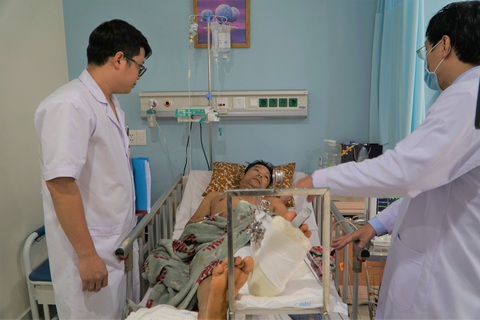 Sau câu hỏi ‘con ông có nhà không?’, người đàn ông bị chém gần đứt lìa chân trái - Ảnh 1. Sau câu hỏi ‘con ông có nhà không?’, người đàn ông bị chém gần đứt lìa chân trái - Ảnh 1.