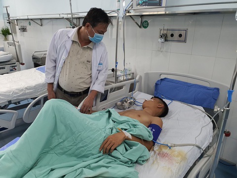 Điều tra vụ nam thanh niên bị trúng 13 phát đạn hoa cải lúc xô xát - Ảnh 1. Điều tra vụ nam thanh niên bị trúng 13 phát đạn hoa cải lúc xô xát - Ảnh 1.