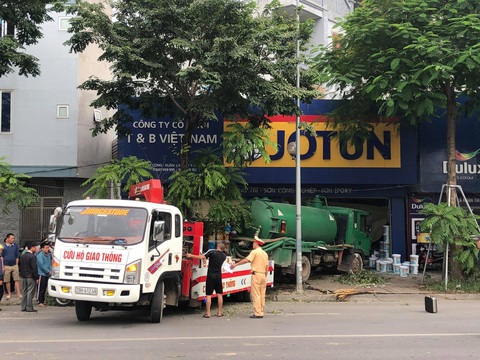Xe bồn lao qua dải phân cách, đâm 2 người đi xe máy, tông thẳng vào nhà dân - Ảnh 1. Xe bồn lao qua dải phân cách, đâm 2 người đi xe máy, tông thẳng vào nhà dân - Ảnh 1.