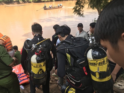 Đoàn đi thả cá phóng sinh bị lật thuyền, 2 người chết đuối thương tâm - Ảnh 1. Đoàn đi thả cá phóng sinh bị lật thuyền, 2 người chết đuối thương tâm - Ảnh 1.