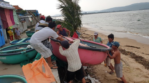 Làng triều cường hối hả chạy’ bão số 10 - Ảnh 6. Làng triều cường hối hả chạy’ bão số 10 - Ảnh 6.