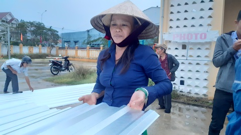 Được tặng tôn lợp lại nhà sau bão, người dân Quảng Nam mừng rơi nước mắt - Ảnh 1. Được tặng tôn lợp lại nhà sau bão, người dân Quảng Nam mừng rơi nước mắt - Ảnh 1.