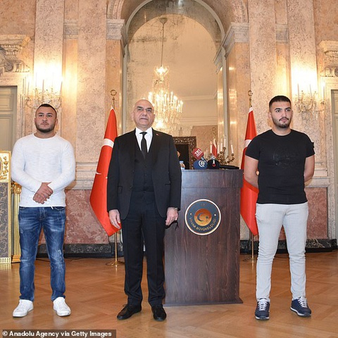 2 võ sĩ MMA được tôn vinh người hùng của Vienna vì vượt qua cơn mưa đạn để cứu người - Ảnh 2. 2 võ sĩ MMA được tôn vinh người hùng của Vienna vì vượt qua cơn mưa đạn để cứu người - Ảnh 2.