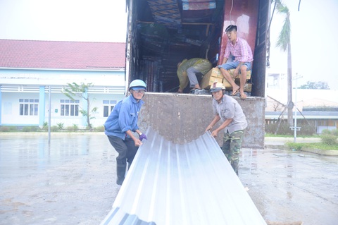 Được tặng tôn lợp lại nhà sau bão, người dân Quảng Nam mừng rơi nước mắt - Ảnh 3. Được tặng tôn lợp lại nhà sau bão, người dân Quảng Nam mừng rơi nước mắt - Ảnh 3.