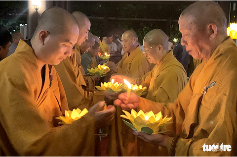 Thắp nến nguyện cầu ‘Hướng về nỗi đau miền Trung’ - Ảnh 8. Thắp nến nguyện cầu ‘Hướng về nỗi đau miền Trung’ - Ảnh 8.