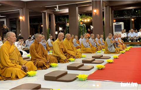 Thắp nến nguyện cầu ‘Hướng về nỗi đau miền Trung’ - Ảnh 2. Thắp nến nguyện cầu ‘Hướng về nỗi đau miền Trung’ - Ảnh 2.