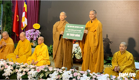 Thắp nến nguyện cầu ‘Hướng về nỗi đau miền Trung’ - Ảnh 5. Thắp nến nguyện cầu ‘Hướng về nỗi đau miền Trung’ - Ảnh 5.