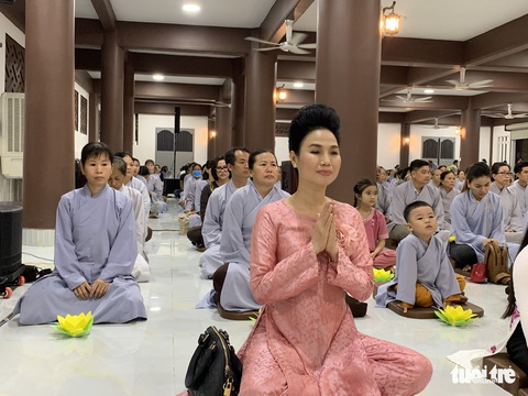 Thắp nến nguyện cầu ‘Hướng về nỗi đau miền Trung’ - Ảnh 4. Thắp nến nguyện cầu ‘Hướng về nỗi đau miền Trung’ - Ảnh 4.