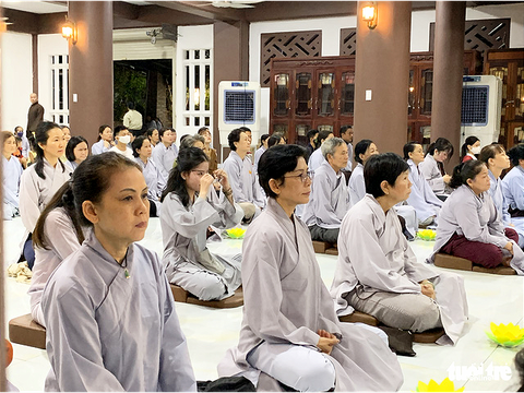 Thắp nến nguyện cầu ‘Hướng về nỗi đau miền Trung’ - Ảnh 3. Thắp nến nguyện cầu ‘Hướng về nỗi đau miền Trung’ - Ảnh 3.