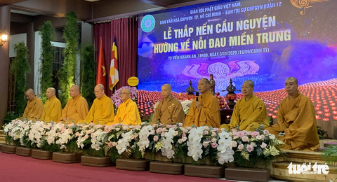 Thắp nến nguyện cầu ‘Hướng về nỗi đau miền Trung’ - Ảnh 1. Thắp nến nguyện cầu ‘Hướng về nỗi đau miền Trung’ - Ảnh 1.