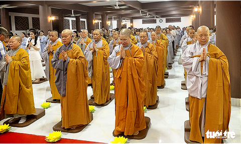 Thắp nến nguyện cầu ‘Hướng về nỗi đau miền Trung’ - Ảnh 7. Thắp nến nguyện cầu ‘Hướng về nỗi đau miền Trung’ - Ảnh 7.