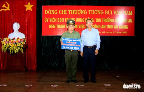 Khen thưởng đột xuất cho lực lượng công an đã bắt giữ vụ 51kg vàng - Ảnh 1. Khen thưởng đột xuất cho lực lượng công an đã bắt giữ vụ 51kg vàng - Ảnh 1.