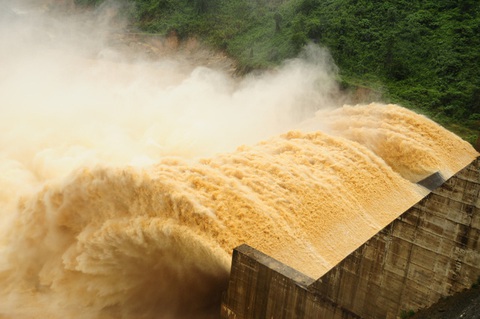 Thủy điện Đắk Mi 4 xả lũ: Nói thủy điện đúng, không bồi thường thì ăn nói ra sao với dân? - Ảnh 1. Thủy điện Đắk Mi 4 xả lũ: Nói thủy điện đúng, không bồi thường thì ăn nói ra sao với dân? - Ảnh 1.