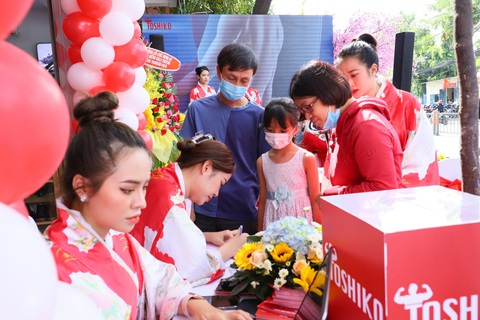 Toshiko đạt doanh số kỷ lục trong ngày khai trương - Ảnh 4. Toshiko đạt doanh số kỷ lục trong ngày khai trương - Ảnh 4.