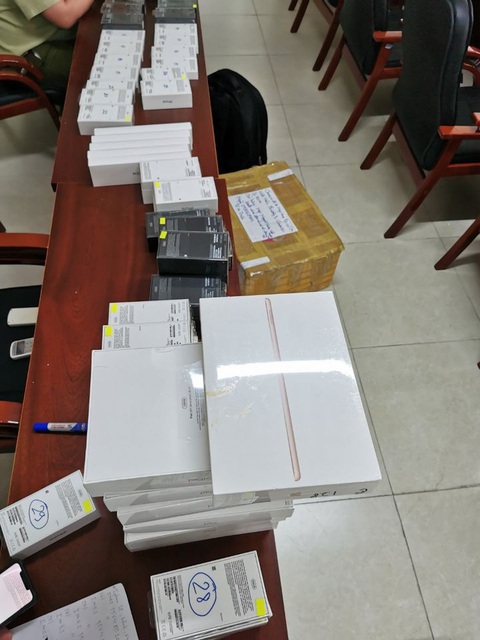 Thu giữ nhiều iPhone 12 nhập lậu khi kiểm tra balô người đàn ông tại Q.10 - Ảnh 1. Thu giữ nhiều iPhone 12 nhập lậu khi kiểm tra balô người đàn ông tại Q.10 - Ảnh 1.