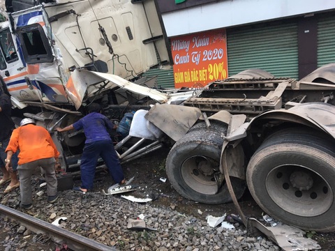 Chắn chưa đóng, tàu lửa tông đứt xe container tại Bình Dương - Ảnh 1. Chắn chưa đóng, tàu lửa tông đứt xe container tại Bình Dương - Ảnh 1.