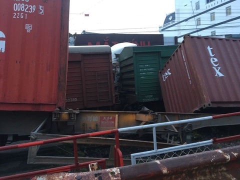 Chắn chưa đóng, tàu lửa tông đứt xe container tại Bình Dương - Ảnh 2. Chắn chưa đóng, tàu lửa tông đứt xe container tại Bình Dương - Ảnh 2.