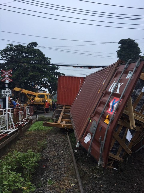 Chắn chưa đóng, tàu lửa tông đứt xe container tại Bình Dương - Ảnh 3. Chắn chưa đóng, tàu lửa tông đứt xe container tại Bình Dương - Ảnh 3.