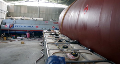 Phá đường dây làm xăng giả rất lớn, như một vụ Trịnh Sướng thứ hai - Ảnh 1. Phá đường dây làm xăng giả rất lớn, như một vụ Trịnh Sướng thứ hai - Ảnh 1.