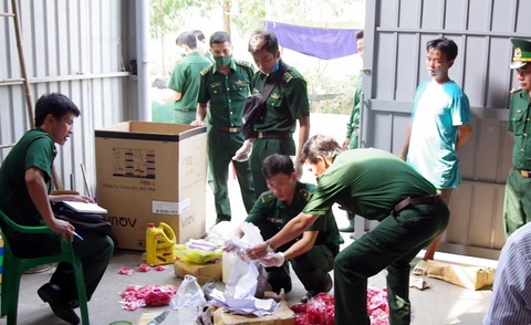 Phá đường dây làm xăng giả rất lớn, như một vụ Trịnh Sướng thứ hai - Ảnh 2. Phá đường dây làm xăng giả rất lớn, như một vụ Trịnh Sướng thứ hai - Ảnh 2.